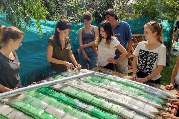 Un enfant qui a construit un chauffe-eau solaire et une douche dans un week-end