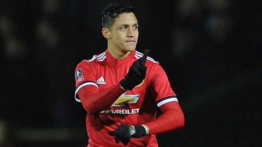 Alexis Sanchez trains with Manchester United