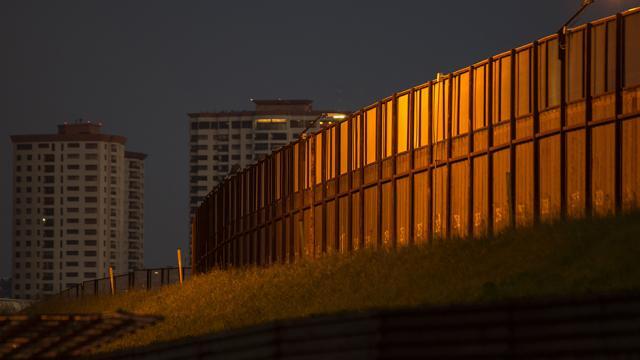 Trump renonce à des dizaines de règles environnementales pour accélérer la construction du mur de la frontière