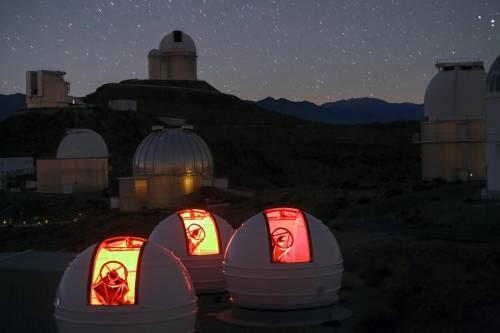 Primera luz de ExTrA, un cazador de planetas instalado en La Silla