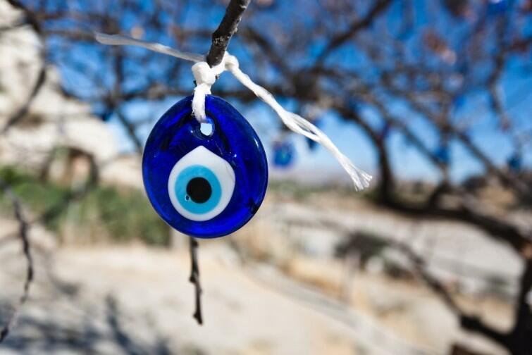 El curioso y ancestral origen del mal de ojo y los amuletos que lo curan