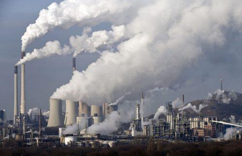 Vapor y humo salen de una estación de energía de carbón en Gelsenkirchen, Alemania, en diciembre de 2006. Un nuevo informe de un grupo científico internacional presentado el viernes 27 de septiembre de 2013 revela que la actividad humana es la principal causa del calentamiento global observado desde la década de 1950. (Foto AP/Martin Meissner, Archivo)