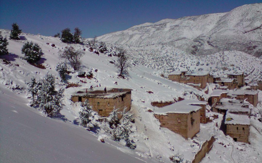 تساقطات ثلجية مبكرة في أعالي الجبال في المغرب وسط ساكنة تعاني البرد والهشاشة