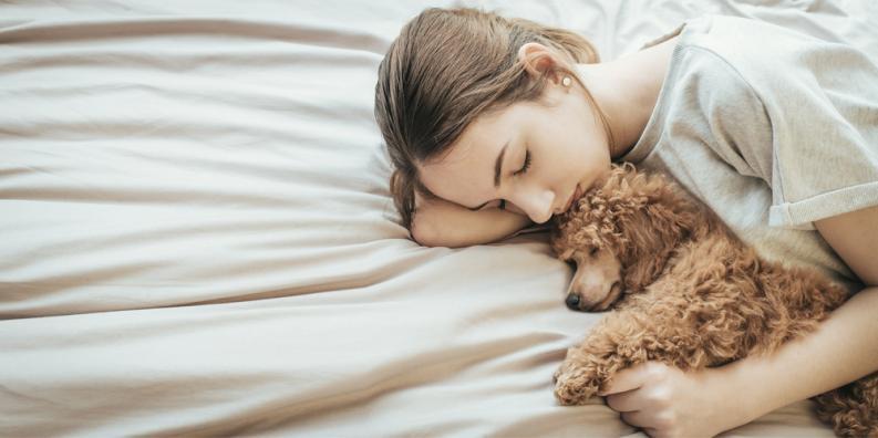 Los beneficios de dormir con tu perro