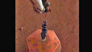 InSight coloca su primer instrumento en suelo marciano, un sismómetro