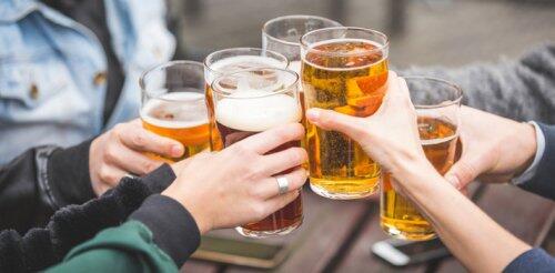 El consumo de alcohol hace ‘populares’ a los jóvenes, pero no les ayuda a ganar amigos