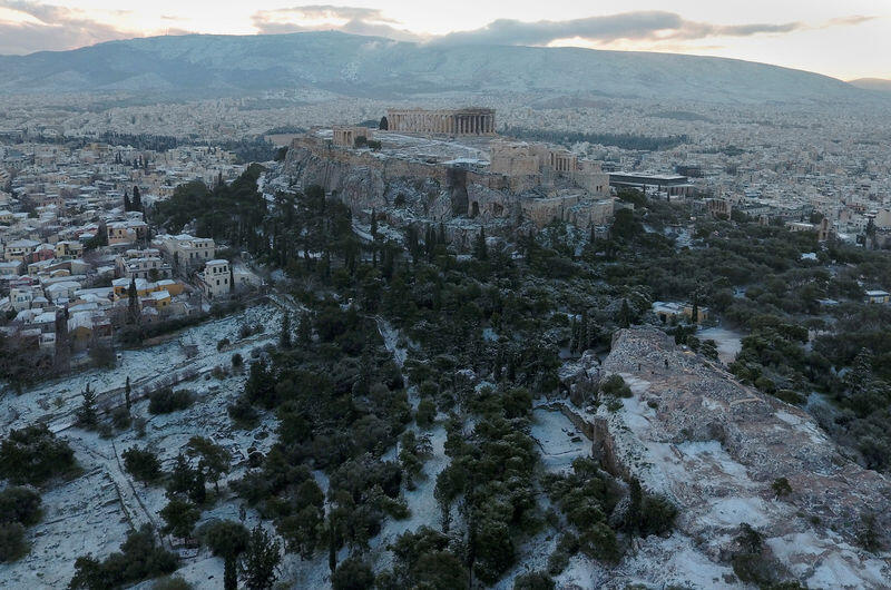 ثلوج في أثينا وسط أجواء باردة قياسية تعم اليونان