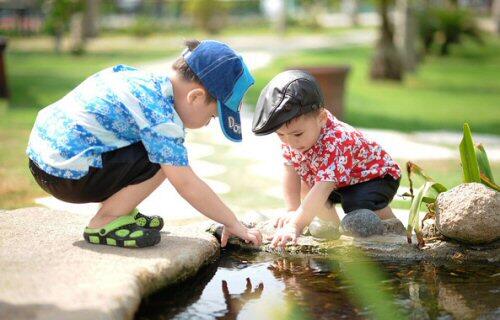 Cae un mito de los hermanos pequeños: no son más arriesgados que los primogénitos