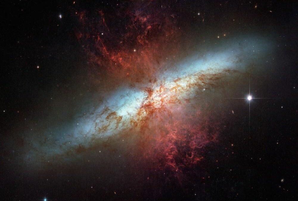 Obtienen imagen real de galaxia gigante alrededor del primer agujero negro