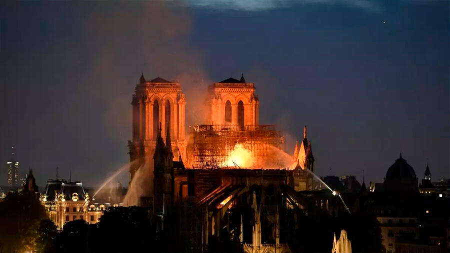 Haber utilizado aviones cisterna en incendio de Notre Dame habría colapsado la estructura