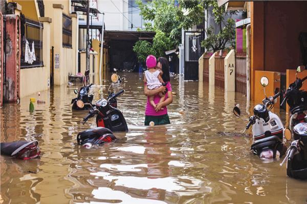 مقتل 29 على الأقل في سيول وانهيارات أرضية في إندونيسيا