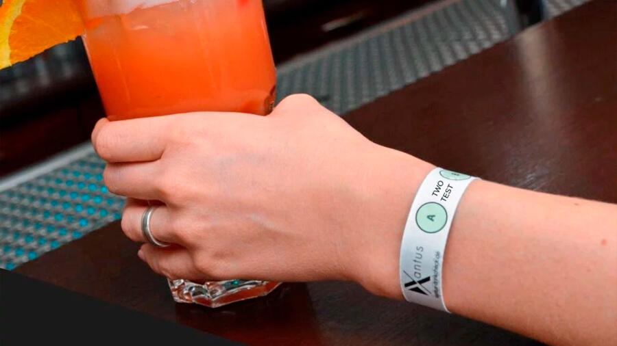 ¿Un detector de drogas? Esta pulsera cambia de color si adulteran tu bebida