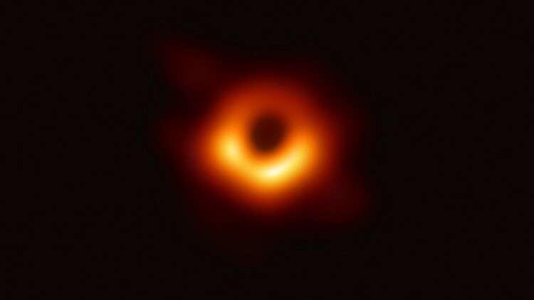 El fotografiado agujero negro de M87 lanza un chorro de partículas a mil años luz