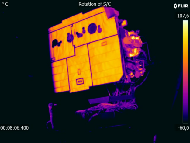 Solar Orbiter durante las pruebas de vacío térmico