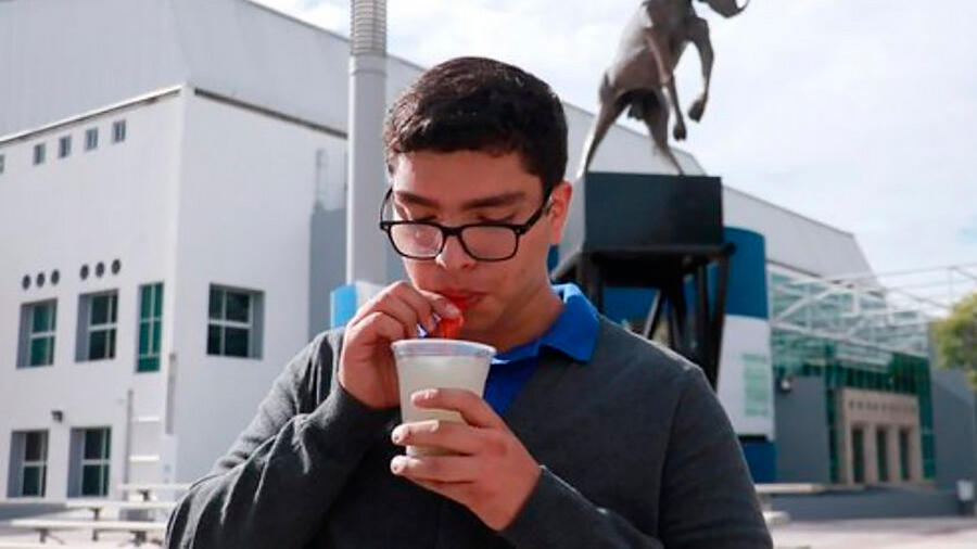 Joven preparatoriano crea popotes a base de algas que se degradan en dos semanas