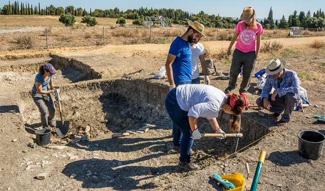 Primeras intervenciones arqueológicas en una zona no excavada de la Palestra de las Termas Mayores de Itálica