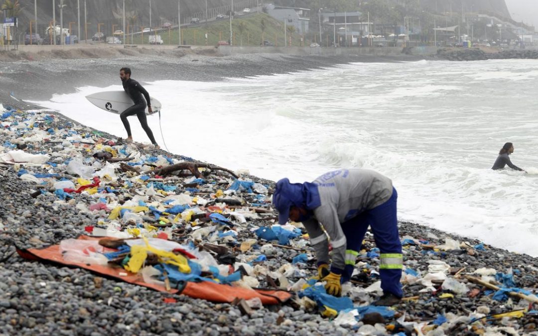 Las  fibras de ropa de la lavadora, constituyen la mitad de los plásticos en el mar!!