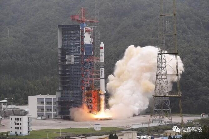 Lanzados tres satélites militares chinos