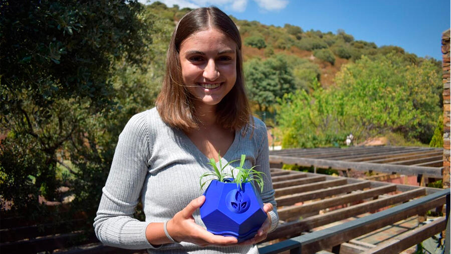 Agencia Espacial Europea premia a una estudiante española por su diseño de maceta lunar