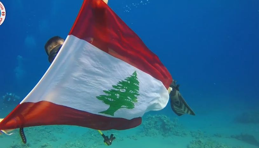 علم لبنان في قاع بحر صور