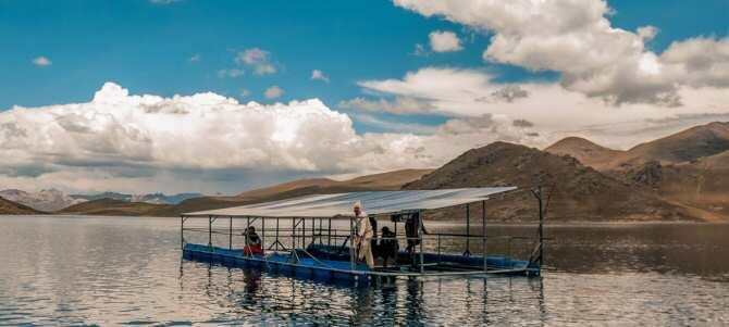 Un panel solar flotante provee energía para la agricultura en Perú