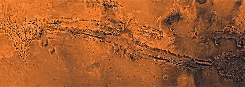 أطول وادي في الكون موجود في كوكب المريخ، ويُطلق عليه وادي مارينرز (بالإنجليزية: Valles Marineris).