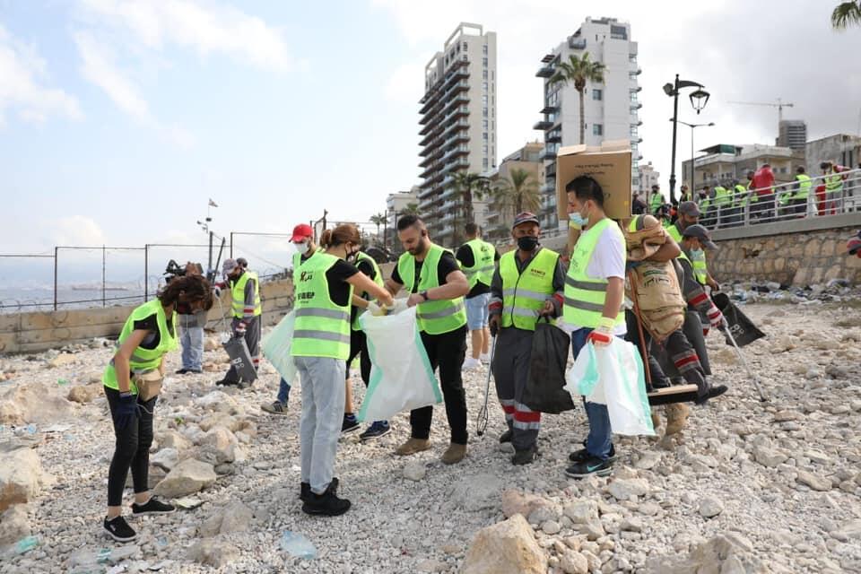 ورشة لتنظيف واجهة بيروت البحرية نظمتها حملة دفى