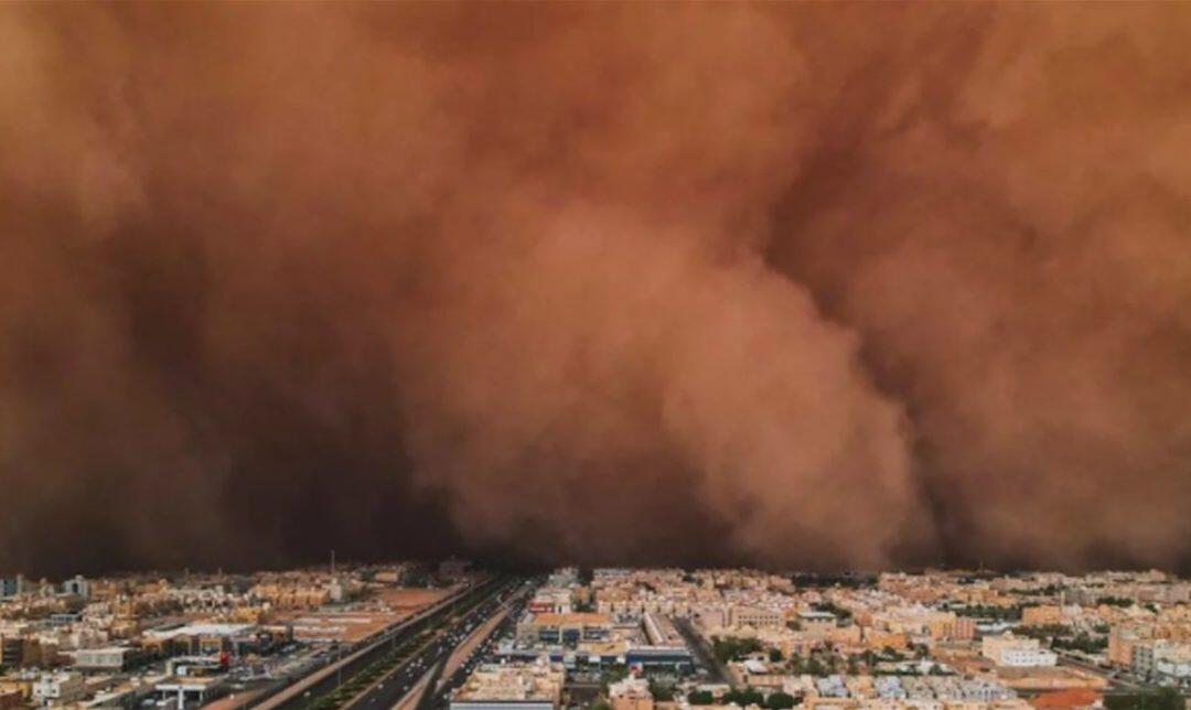 “كأن العالم يختفي”.. صورة أضحت حديث السعوديين