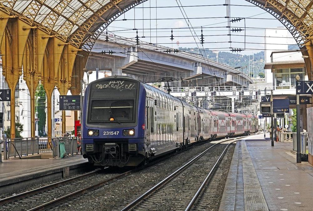 ألواح شمسية في محطات القطارات الفرنسية لتوفير الطاقة