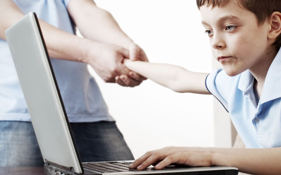 كيف نحمي الاطفال  من فلتان وحوش الانترنت على شبكة التواصل الاجتماعي ؟
