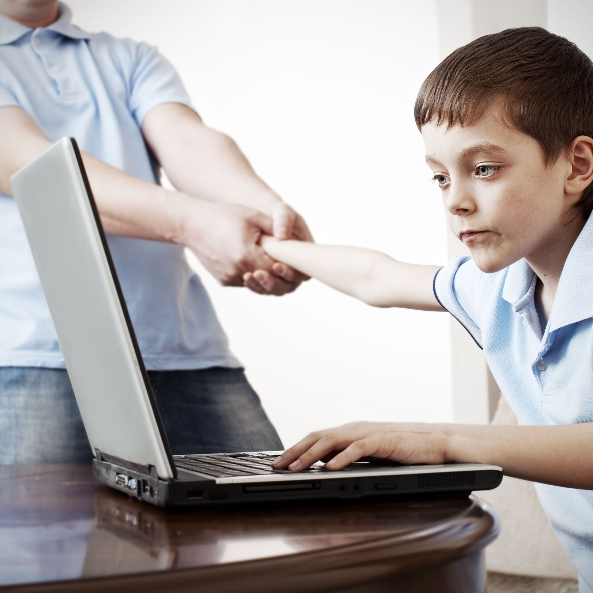 كيف نحمي الاطفال  من فلتان وحوش الانترنت على شبكة التواصل الاجتماعي ؟